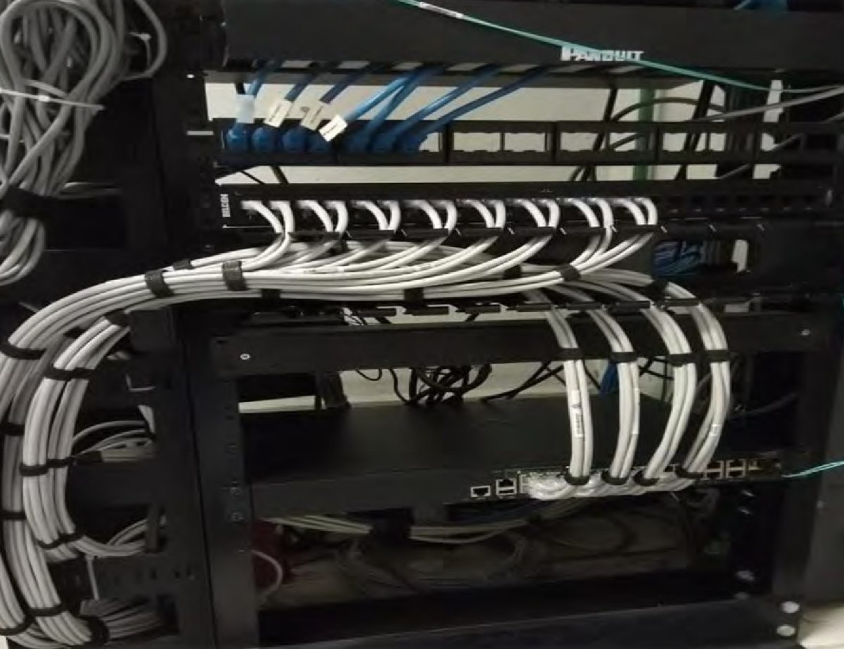 Cableado estructurado en gabinete de telecomunicaciones
